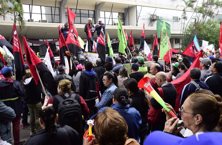 La representación de la sociedad civil es clave en todo gobierno en democracia. No puede haber un gobierno eficiente sin una sociedad civil exigente, señalaron expertos en foro de IDEA