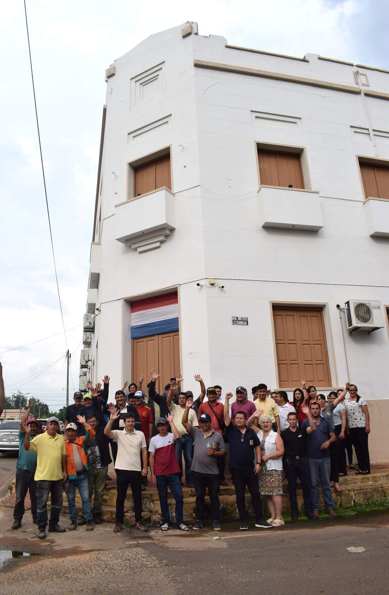 Los trabajadores suspendieron el servicio de limpieza, cobro de impuestos y recolección de basuras; se encuentran en huelga.