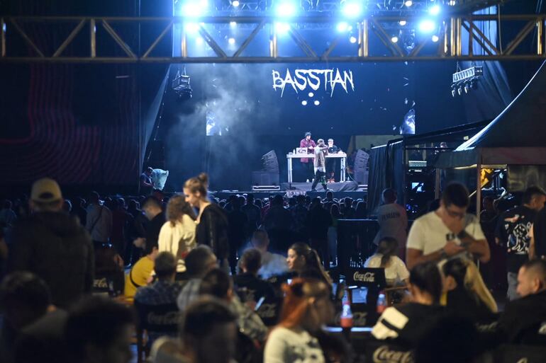 Basstian llegó al escenario de Asunciónico.