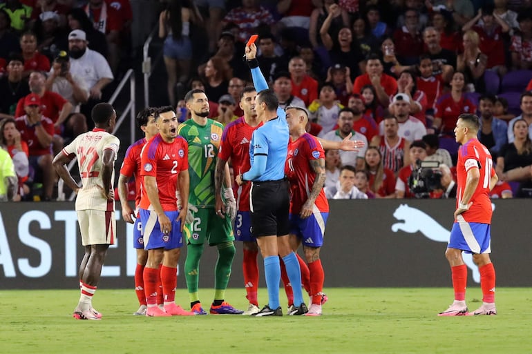 ORLANDO, FLORIDA - JUNE 29: Referee Jesus Valenzuela shows a red card to Gabriel Suazo of Chile during the CONMEBOL Copa America 2024 Group A match between Canada and Chile at Exploria Stadium on June 29, 2024 in Orlando, Florida.   Leonardo Fernandez/Getty Images/AFP (Photo by Leonardo Fernandez / GETTY IMAGES NORTH AMERICA / Getty Images via AFP)