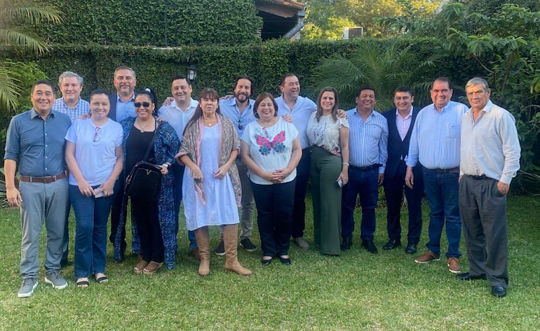 Multibancada opositora se reunió ayer, lunes, en la casa del senador electo Eduardo Nakayama (PLRA) para definir cuestiones relativas a la orientación de sus votos para la presidencia del Senado.