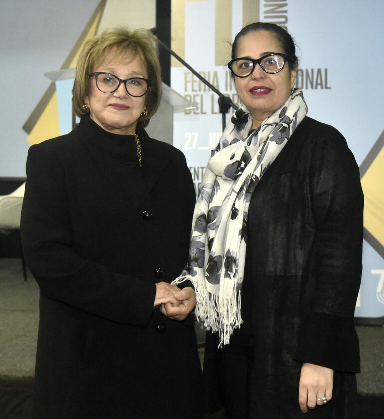 Nilda Díaz de García y Karina Adorno.