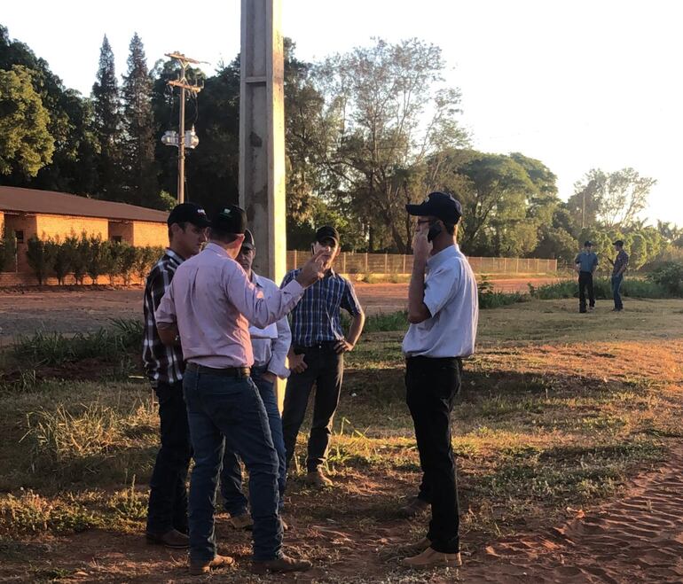 David Reimer (derecha, al teléfono), padre de Peter Reimer, gestiona la entrega de víveres en la Colonia Río Verde, en San Pedro, en la mañana de este viernes.