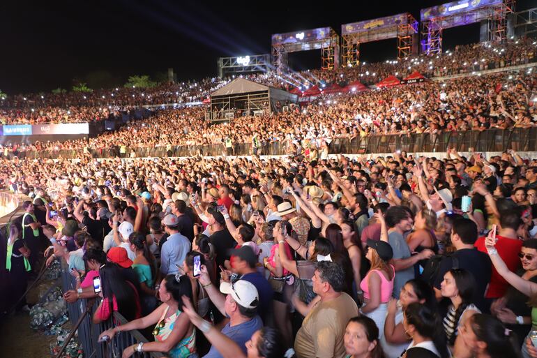 "Un osito dormilón le regalé...", coreaba el público acompañando las canciones del Binomio de oro. "Si me llego a morir, no la culpen a ella, culpenle a mi corazón que se enamoró si conocerla"...