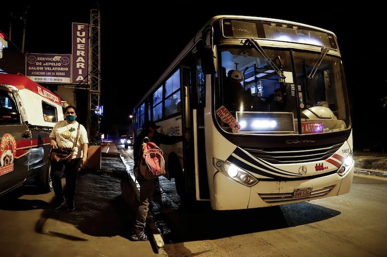 Los buses nocturnos que salgan a partir del viernes 21 de febrero tendrán letras luminosas con la inscripción "búho". EFE / Nathalia Aguila.