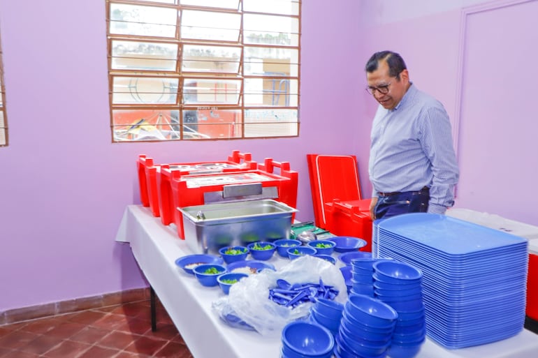 El ministro de Desarrollo Social, Tadeo Rojas, observa parte de los platos del almuerzo escolar en una escuela de Central.