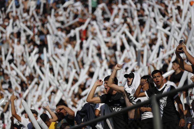 Los hinchas de Olimpia en el estadio Defensores del Chaco en la previa del último superclásico del 2024.