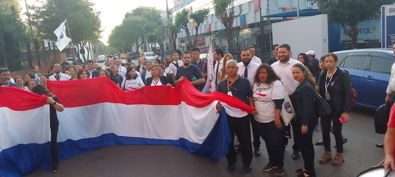 Funcionarios de Registros Públicos, contra la Superintendencia de Jubilaciones, esta mañana.