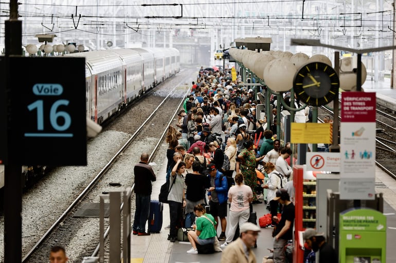 La alcaldesa de París, Anne Hidalgo, aseguró que el “inaceptable” sabotaje de la red ferroviaria de Francia “no tendrá impacto” en la ceremonia inaugural de los Juegos Olímpicos prevista este viernes.