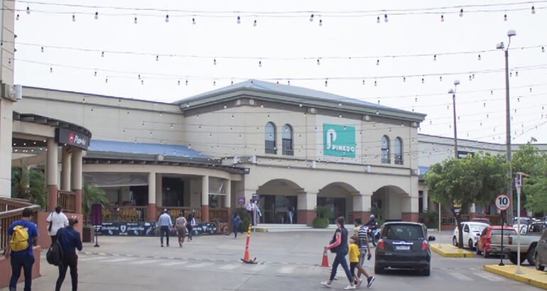 El Pinedo Shopping fue inaugurado el 29 de septiembre de 2012.