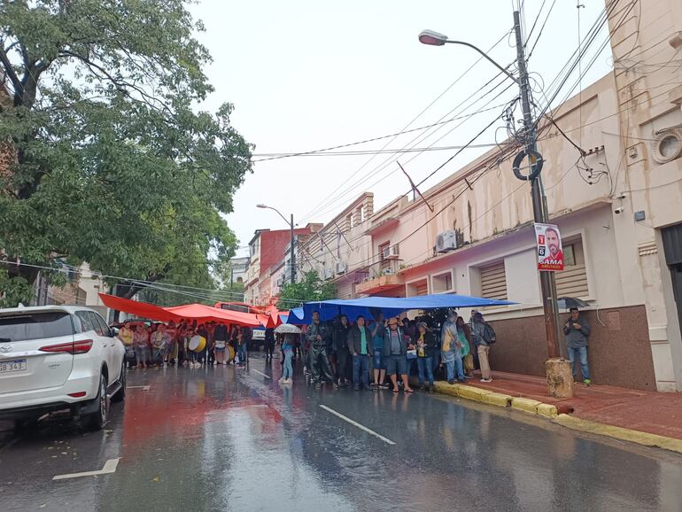 Manifestantes de la multisectorial, con batucadas, se concentraron alrededor de la sede del MUVH, desde esta mañana.