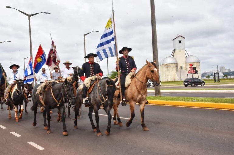 Jinetes uruguayos en Encarnación.