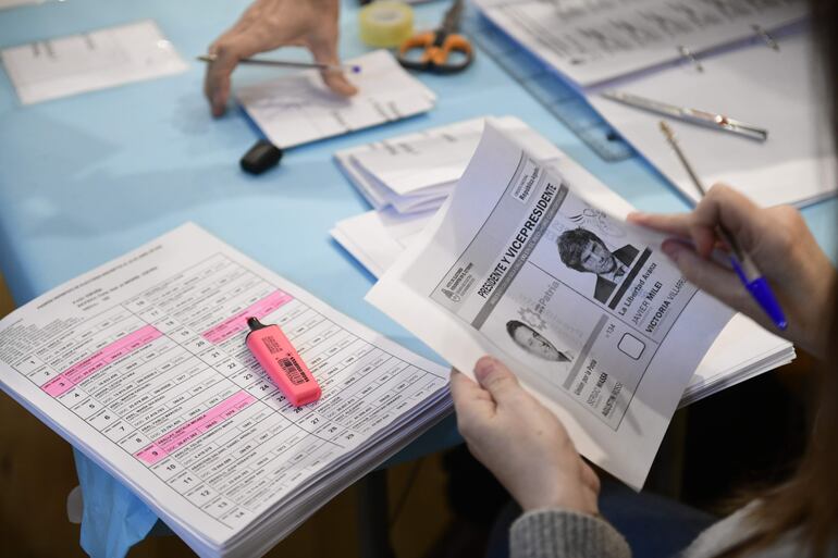 MADRID, 19/11/2023.-Vista de la votación de las elecciones argentinas en un colegio electoral de Madrid este domingo, en el que casi 36 millones de electores están convocados para votar el "cambio" que propugnan tanto el candidato oficialista Sergio Massa como el populista Javier Milei en las presidenciales del domingo en Argentina.-EFE/ Víctor Lerena
