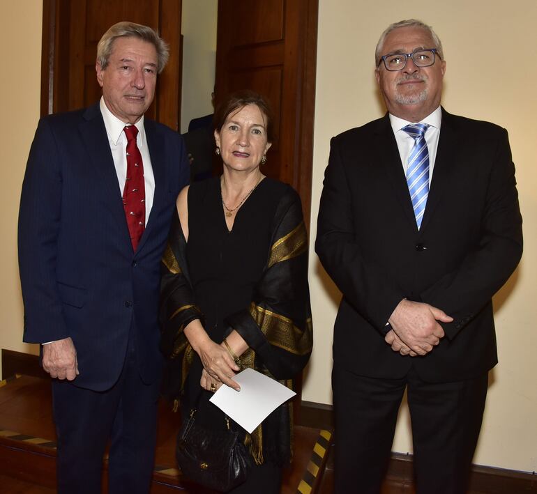 El embajador de Uruguay, Eduardo Bouzout Vignoli, Mónica Riquetti y el embajador de Chile, Guillermo Bittelman.