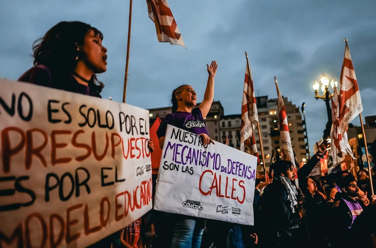 Personas seguidoras de un partido de izquierda se manifestaron ayer lunes, frente al Congreso de la Nación, en Buenos Aires (Argentina). Organizaciones sociales y de izquierda se movilizaron ante las puertas del Congreso argentino.