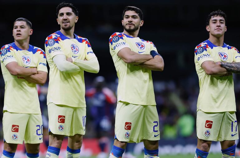 MEX4014. CIUDAD DE MÉXICO (MÉXICO), 09/04/2024.- Desde la izquierda, Richard Sánchez, Diego Valdés, Henry Martín y Alejandro Zendejas del América celebran un gol anotado a New England Revolution este martes, durante un juego de vuelta de los cuartos de final de la Liga de Campeones de la Concacaf, celebrado en el estadio Azteca de la Ciudad de México (México). EFE/ Sáshenka Gutiérrez
