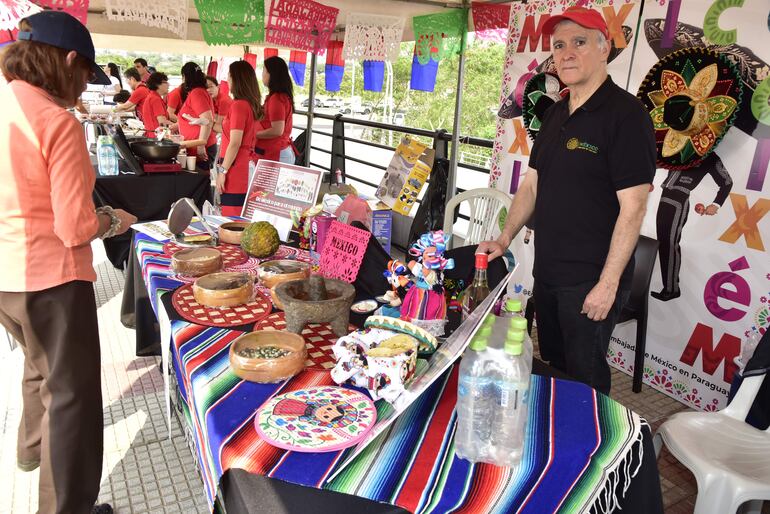 El festival gastronómico y cultural por la Independencia de México es este domingo 8, desde las 11:00 en la plaza Infante Rivarola. Será anfitrión el embajador Juan Manuel Nungaray (d).