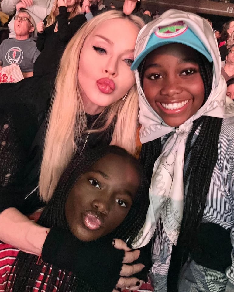 Madonna y sus hijas adolescentes estuvieron en modo fan en el concierto de Billie Eilish. (Instagram/Madonna)