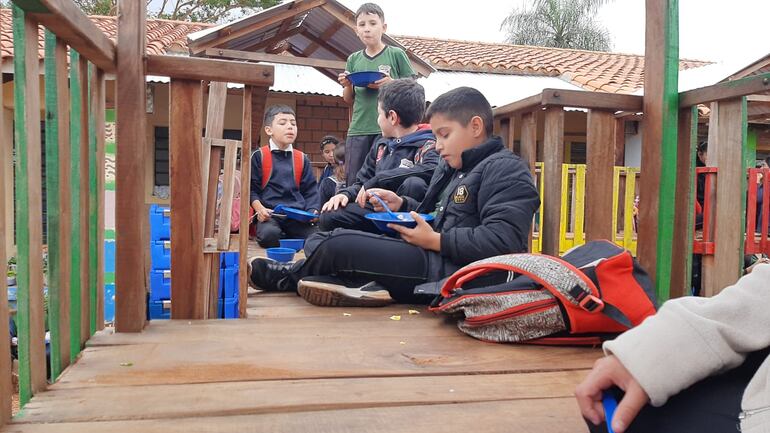 El parquecito en donde juegan sirvió de espacio para que puedan sentarse en cuclillas para almorzar.