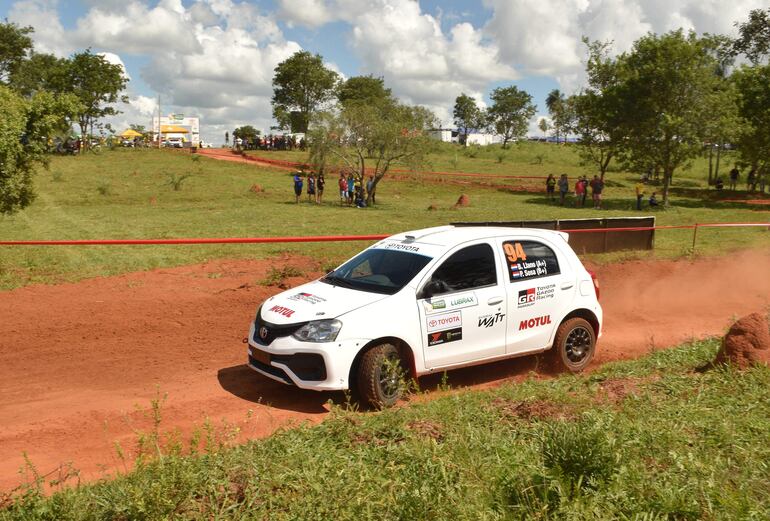 Bruno Llano y Pedro Sosa, con el Toyota Etios de la RC4A #94, son los actuales líderes de la clasificación general entre los autos de la tracción sencilla.