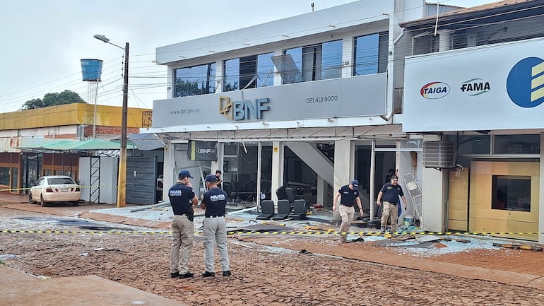 Atraco por banda tipo comando al BNF de Natalio, Itapúa.