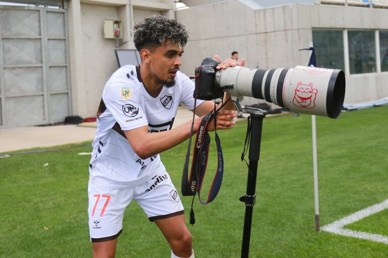 El paraguayo, Ronaldo Martínez, celebrando su gol ante Godoy Cruz.