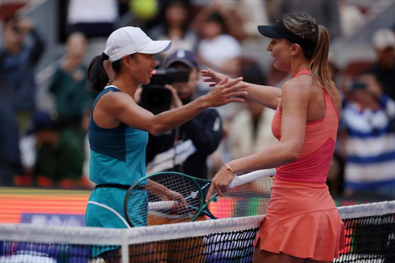 La ídola local Shuai Zhang (L) y al española Paula Badosa se saludan tras el juego de cuartos de final que le dio el pasaporte a semifinales a Badosa.