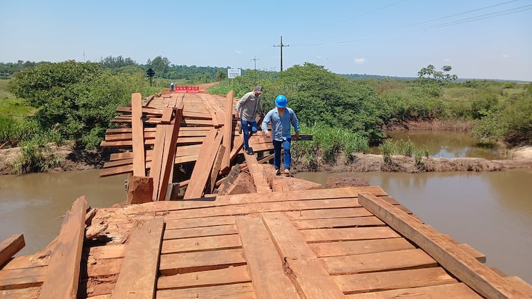 Pobladores deben pasar a pie tras el colapso del puente que sirve de paso sobre el río Monday.