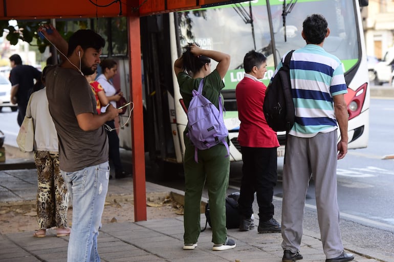 La gente debe soportar la excesiva demora de los buses, en medio de la ola de calor.