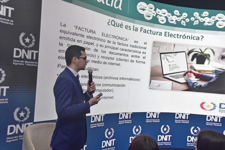 Hugo López, coordinador del Sifen brindó ayer una capacitación sobre facturación electrónica en el stand de la DNIT de la Expo