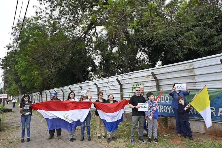 Vecinos exigen evitar la deforestación del bosque San Vicente y convertirlo en un espacio público.