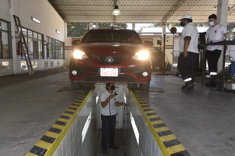 Inspección para la habilitación vehicular (foto de Archivo). 