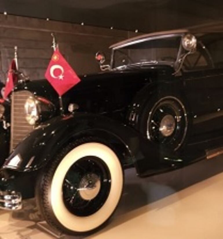 Vehículo oficial del fundador de la República de Turquía, Kemal Atatürk, expuesto en una de las alas del museo en Ankara.