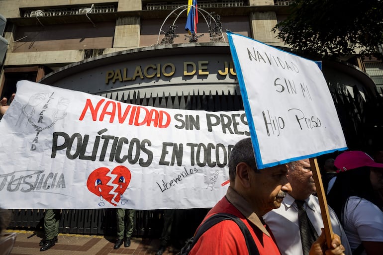 Un hombre se manifiesta para solicitar la libertad de sus familiares detenidos tras las elecciones presidenciales del 28 de julio, este jueves frente al Palacio de Justicia, en Caracas (Venezuela).  Las tensiones bilaterales, las crisis diplomáticas y una creciente polarización política en los países de Iberoamérica rodean a la celebración de la XXIX Cumbre Iberoamericana, un punto de encuentro para la integración y conciliación regional que tendrá lugar en la andina ciudad de Cuenca (Ecuador) el 14 y 15 de noviembre.