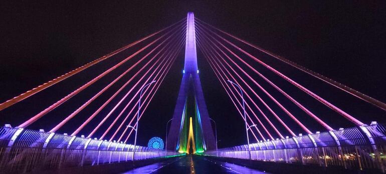 Vista nocturna del Puente de la Integración.