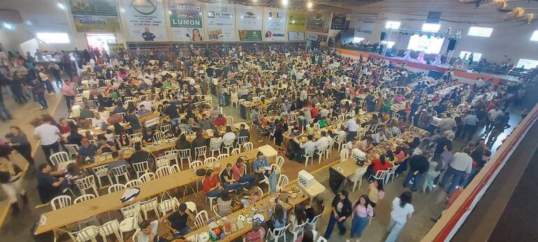 Los comensales degustaron el sabor de la carne asada en Naranjal.