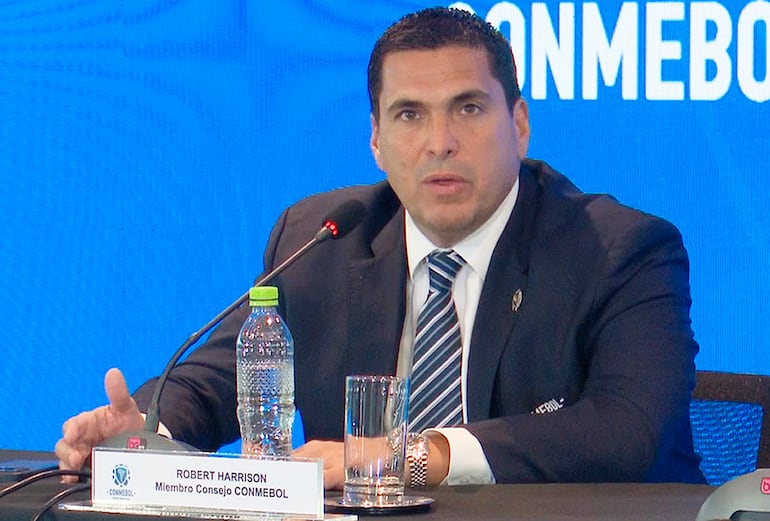 Robert Harrison, presidente de la APF, durante el anuncio de Paraguay como sede inaugural del Mundial 2030.