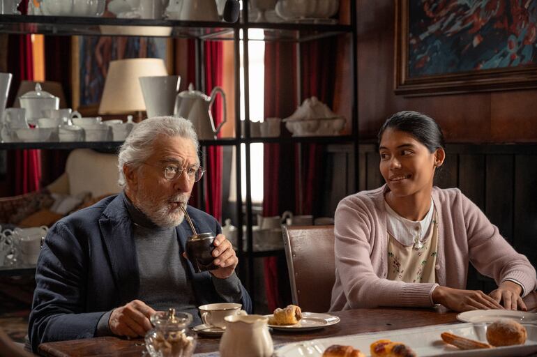 La actriz paraguaya Majo Cabrera junto al reconocido actor estadounidense Robert De Niro en la serie argentina "Nada".