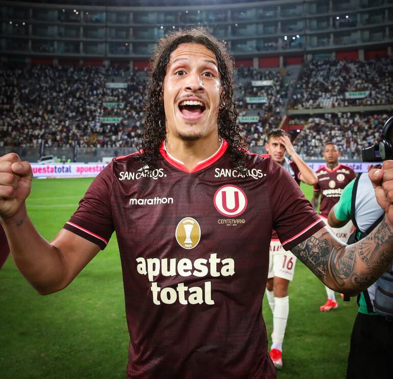  Williams Riveros celebra su gol en Perú.