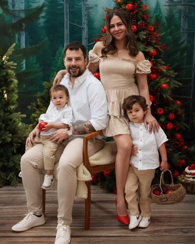 Andrea Quattrocchi  y Darío López con sus hijos Bruno y Mauro cuentan los días para la llegada de la Navidad.