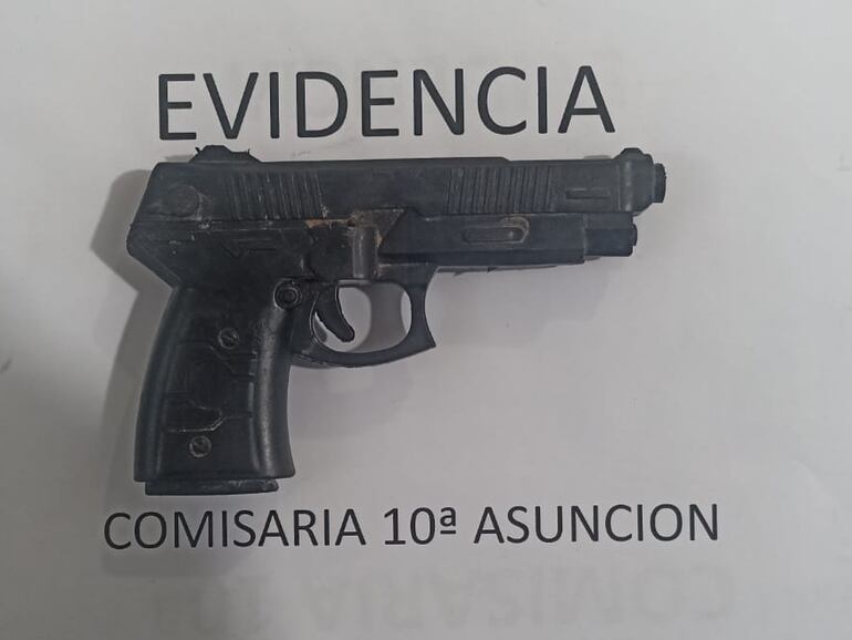 Imitación de arma calibre 9mm incautada entre los elementos de los 4 sospechosos de intento de robo frustrado por albañiles en el que detuvieron a un presunto miembro del Clan Rotela.