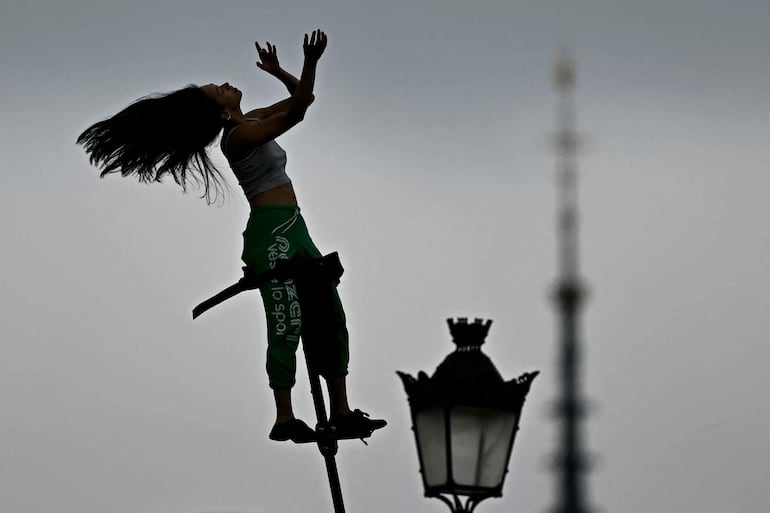 Una bailarina ensaya en Pont Neuf antes de la ceremonia de apertura.