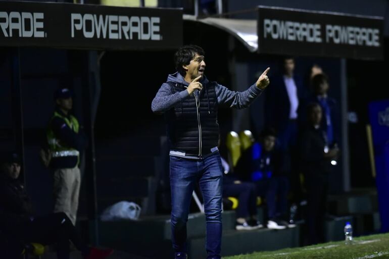 El argentino Daniel Garnero, entrenador de Libertad, en el partido contra Guaraní por la segunda fecha del torneo Clausura 2023 del fútbol paraguayo en el estadio Rogelio Livieres, en asunción.