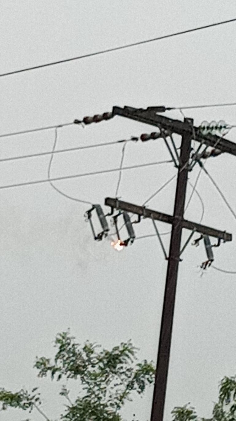 Las fuertes ráfagas de viento y los relámpagos afectaron algunos fusibles y se incendiaron en el barrio María Auxiliadora.