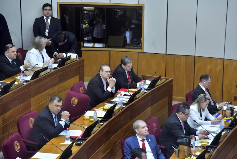 Erico Galeano (centro) sigue siendo apañado por un mayoría colorada y sus “satélites”.