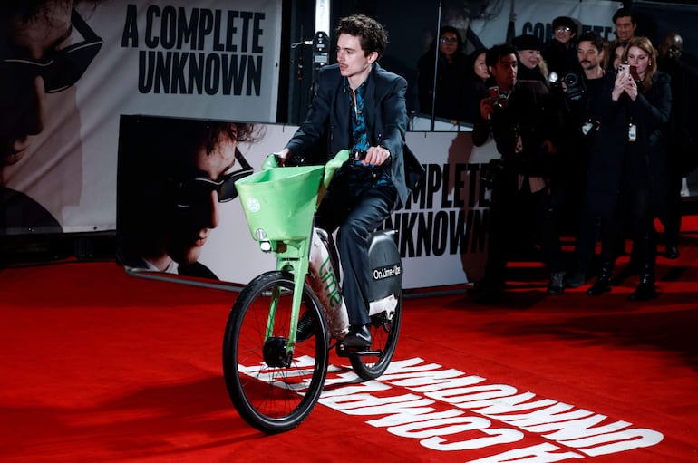 Timothée Chalamet llegó en una bicicleta eléctrica LIME para posar en la alfombra roja de la película "A Complete Unknown" en Londres.