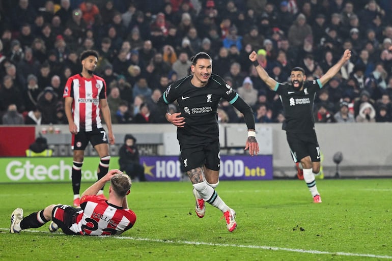 Liverpool's Uruguayan striker #09 Darwin Nunez celebrates after scoring his team first goal during the English Premier League football match between Brentford and Liverpool at the Gtech Community Stadium in London on January 18, 2025. (Photo by JUSTIN TALLIS / AFP) / RESTRICTED TO EDITORIAL USE. No use with unauthorized audio, video, data, fixture lists, club/league logos or 'live' services. Online in-match use limited to 120 images. An additional 40 images may be used in extra time. No video emulation. Social media in-match use limited to 120 images. An additional 40 images may be used in extra time. No use in betting publications, games or single club/league/player publications. / 