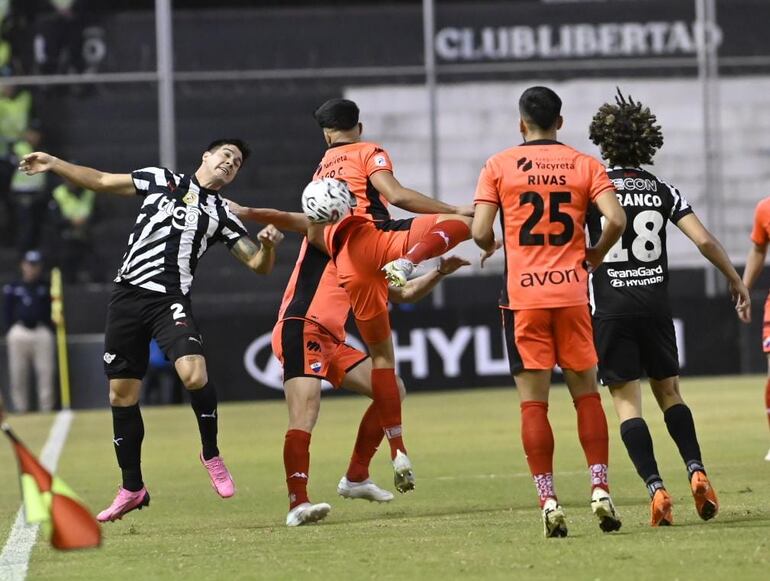 Lucha por el balón entre los jugadores de Libertad y Nacional