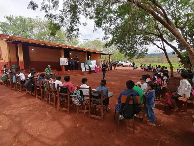 Un efectivo policial brindó las charlas a los alumnos de la escuela.