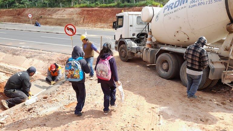 Los niños/as todos los días se exponen al peligro al cruzar el único acceso que tienen para dirigirse a la escuela.